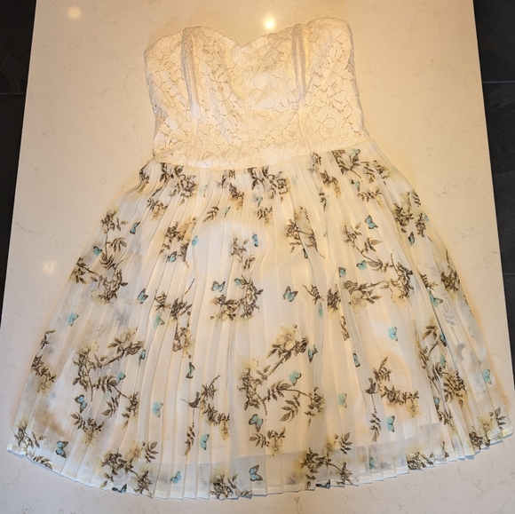 Dynamite Floral Dress - Picture 2 of 8